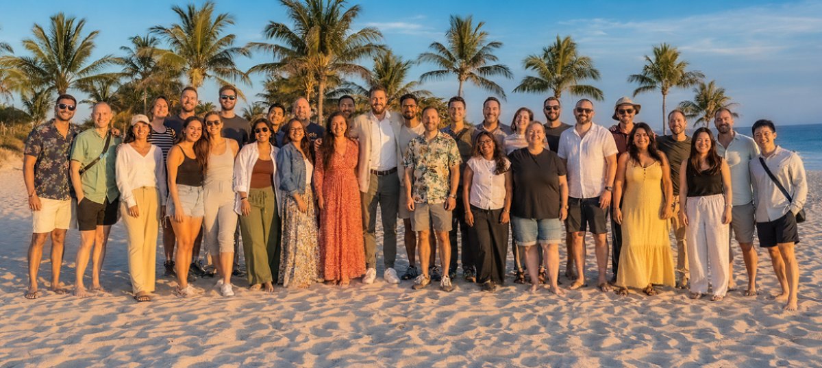 Auswanderer-Community am Strand in Thailand